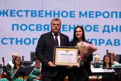 Глава Астраханской области вручил награды муниципальным служащим