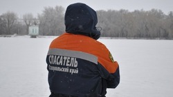 В Ессентуках прохожий спас провалившегося под лёд мужчину