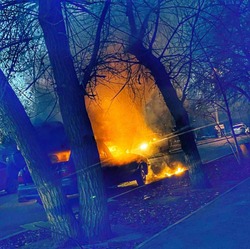 В Астрахани возле детского сада загорелся автомобиль