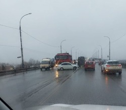 На Новом мосту в Астрахани образовалась большая пробка