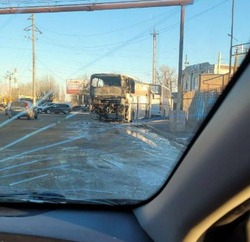 В Астрахани огонь уничтожил автобус