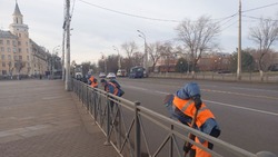 Сотрудники коммунальных служб заботятся о чистоте Астрахани