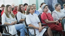 В Астрахани женщин-медиков в военном госпитале поздравили с 8 Марта