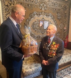 Министр региональной безопасности поздравил астраханского ветерана