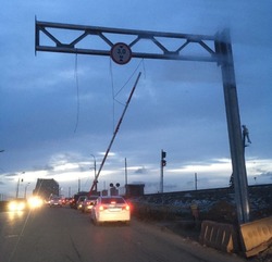 В Астрахани фура повредила рамку-ограничитель на Старом мосту
