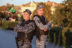 Росгвардейцы вывели десять человек из горящего дома в Астрахани