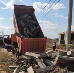 В Наримановском районе выявлен незаконный сброс отходов на землю