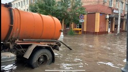 Астраханские коммунальщики устраняют последствия прошедшего ливня