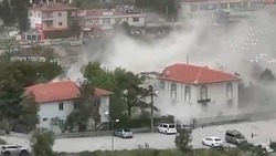Летающий диван во время шторма поразил жителей Анкары