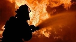 Астраханские огнеборцы тушат пожар в Ленинском районе