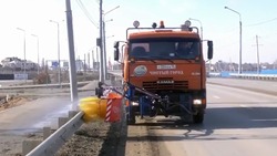 В Астрахани леерные ограждения моют с помощью спецтехники