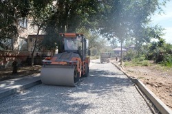 В Астрахани активно благоустраивают пешеходные дорожки и тротуары