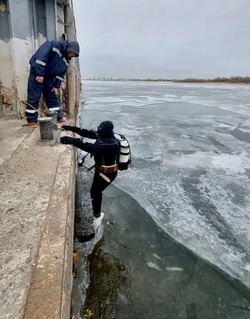 В Астрахани водолазы обследуют места для крещенских купаний