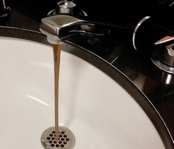 Почему после подачи тепла в дома астраханцев горячая вода идёт ржавая