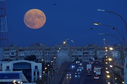 В Астрахани запечатлели восход Луны в суперлуние