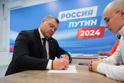Астраханский губернатор поставил подпись за выдвижение Владимира Путина
