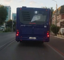 Астраханцев возмутил ехавший не по «выделенке» автобус