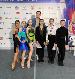 Астраханские танцоры привезли с соревнований 16 комплектов медалей