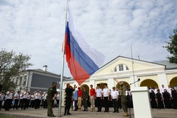 В Астраханском кремле подняли триколор в честь Дня России