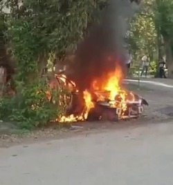 В Астрахани подожгли два автомобиля