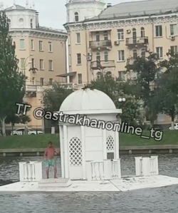 В Астрахани мужчина штурмовал крышу лебединого домика