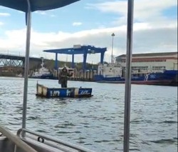 Астраханец рисковал жизнью на самодельном пластмассовом плоту