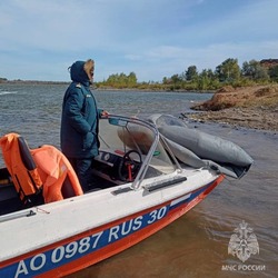 Астраханские спасатели эвакуировали пенсионера с тонущей лодки