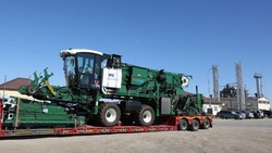 На астраханский завод поступили новые томатоуборочные комбайны