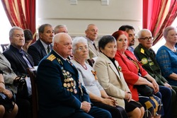 Губернатор Астраханской области вручил награды астраханским ветеранам  