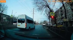 Астраханского маршрутчика оштрафовали за проезд на красный