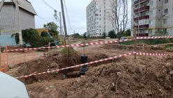 Астраханские коммунальщики ограждают водопроводную траншею