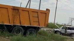 В Астрахани грузовик снёс легковушку