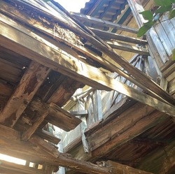 Причиной обрушения балкона в центре Астрахани могла быть халатность