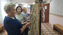 Астраханские пенсионеры передали бойцам СВО маскировочные сети