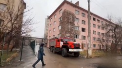 В Ленинском районе Астрахани тушат пожар в расселённой пятиэтажке