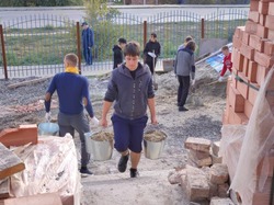 Астраханские студенты приняли участие в строительстве церкви