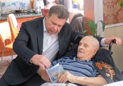 Мэр Астрахани вручил ветерану Великой Отечественной войны юбилейную медаль