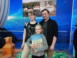 На ВДНХ юным москвичам подарили энциклопедию об Астраханском регионе