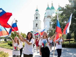 В Астрахани в День флага торжественно подняли российский триколор