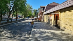 В Астрахани ремонтируют тротуары
