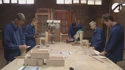 В астраханском колледже дети-сироты с ОВЗ осваивают столярное дело