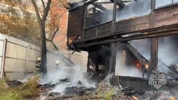 На улице Марфинской в Астрахани тушат пожар 