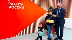 Глава регионального агентства по занятости населения исполнил мечты юных астраханцев