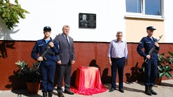 В астраханской школе открыли памятную доску Герою России