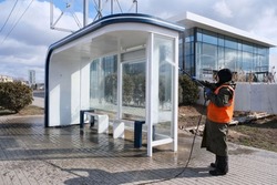 Коммунальщики начали отмывать Астрахань после зимы