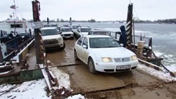 В Икрянинском районе из-за ухудшения погоды приостановили работу паромы