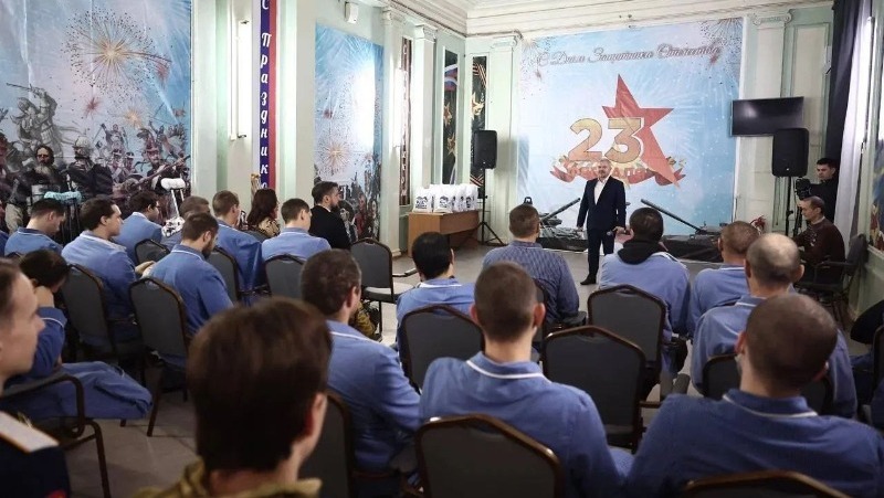 В военном госпитале в Астрахани бойцов поздравили с Днём защитника Отечества