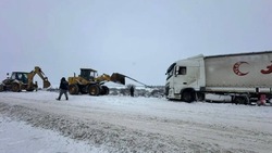 Астраханские сотрудники ДПС помогают автомобилистам в непогоду