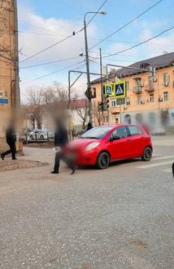 Астраханка заплатит штраф за парковку на пешеходном переходе