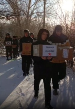 Астраханские педагоги и школьники передали гумпомощь бойцам СВО